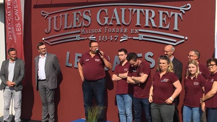 Au micro, Thierry Lebouc, directeur opérationnel de la filiale d’Océalia, Les Caves Jules Gautret, lors de l’inauguration du magasin de Saint-Sulpice-de-Royan le 3 juin.